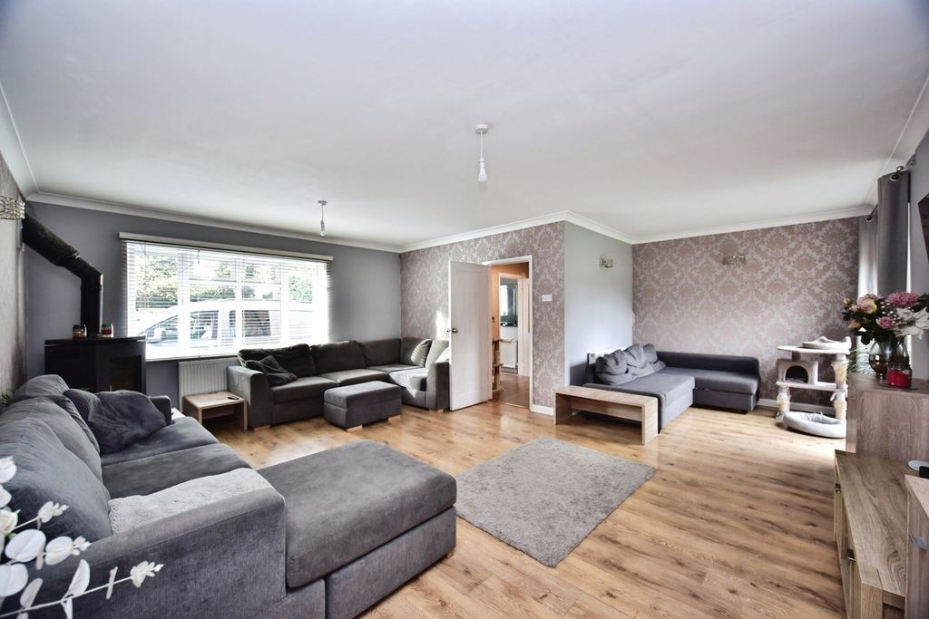 Property photo 3 of 17 Lounge