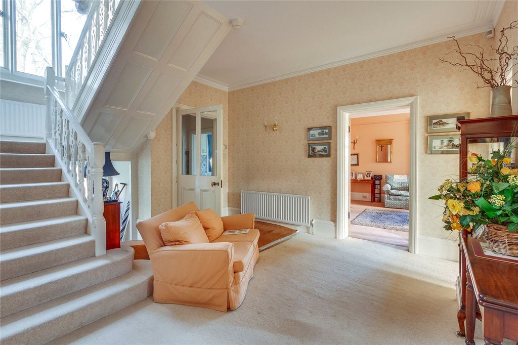 Property photo 3 of 20 Entrance Hall