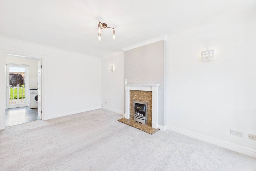 Property photo 3 of 19 Lounge