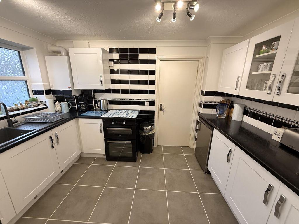 Property photo 3 of 9 Kitchen