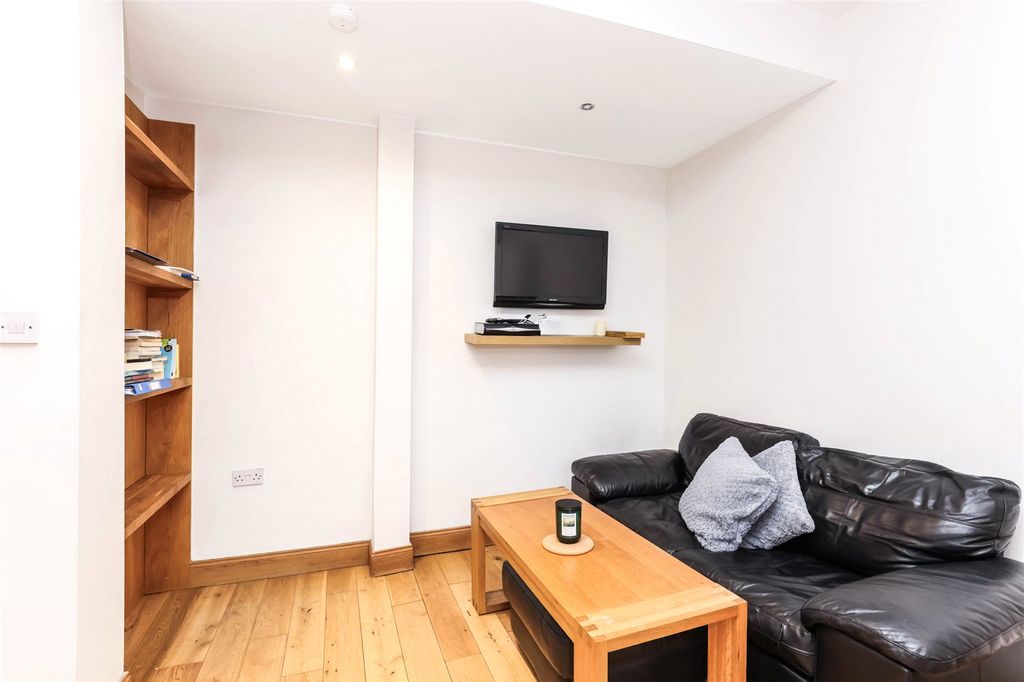 Property photo 2 of 21 Picture No. 11