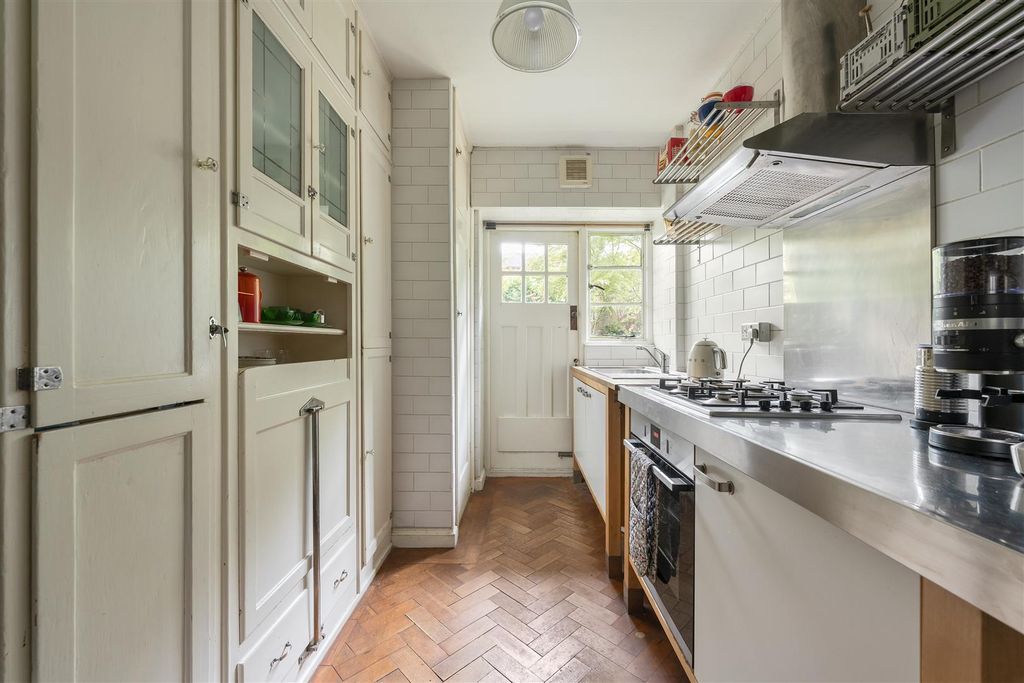 Property photo 3 of 43 Grosvenor Road, E11