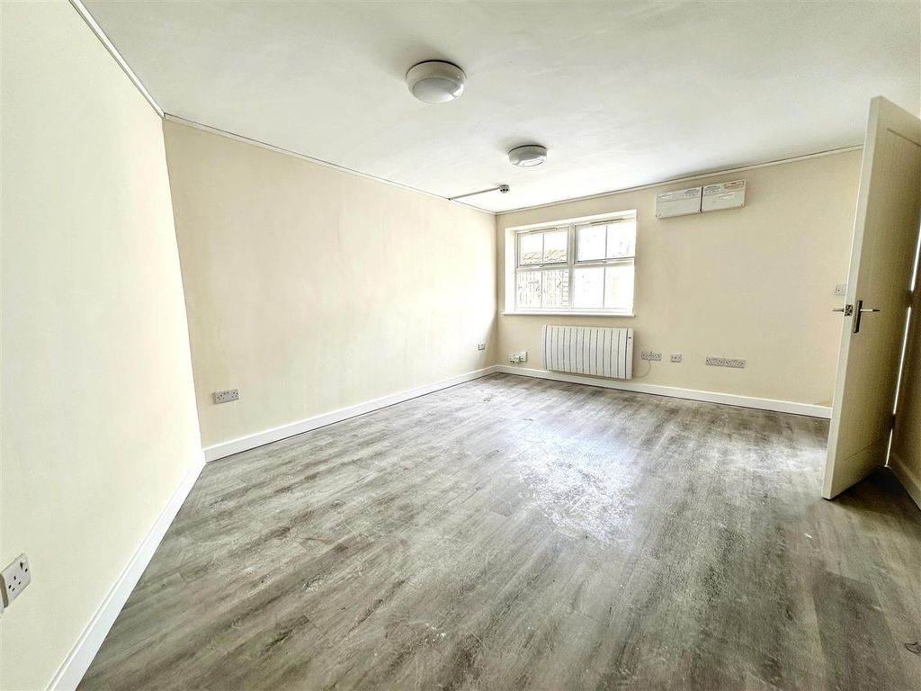 Property photo 1 of 6 Spacious Bright Room With Stylish Wood Flooring...