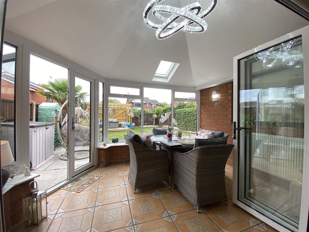 Property photo 3 of 12 Conservatory