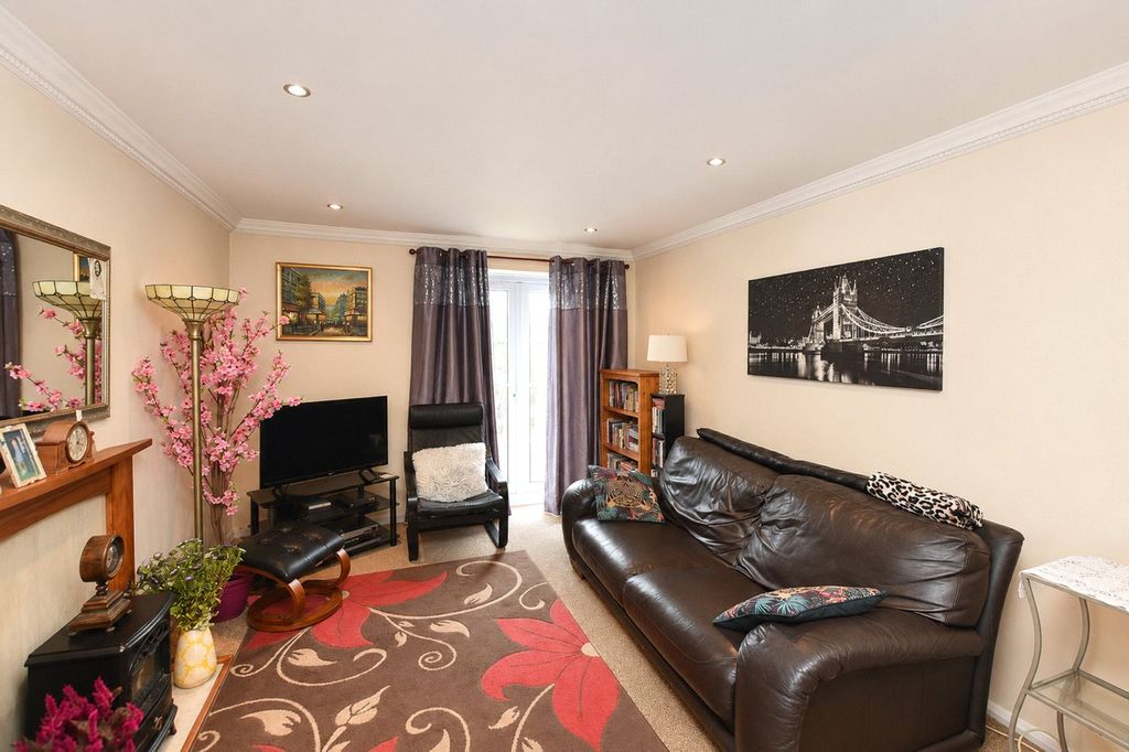 Property photo 2 of 12 Lounge