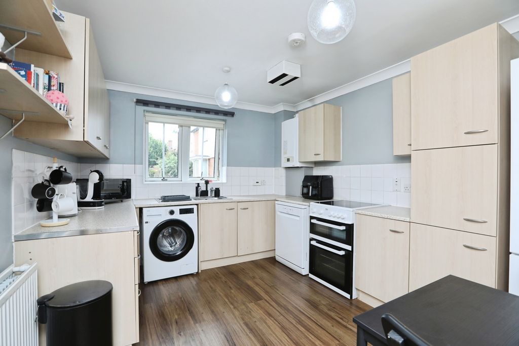 Property photo 3 of 11 Kitchen