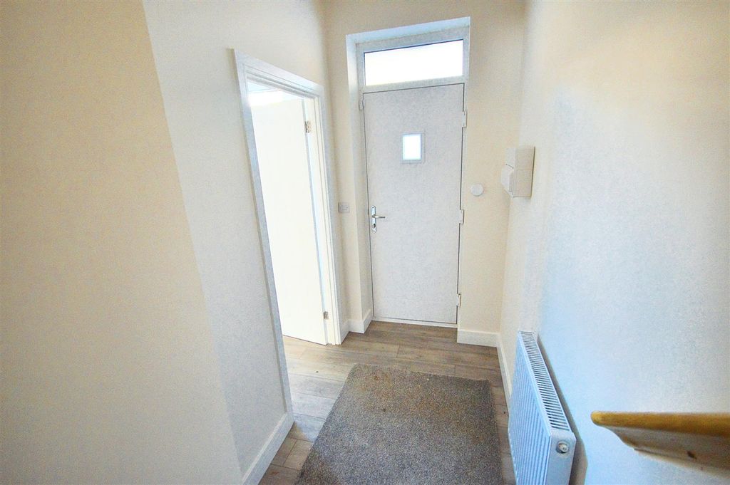 Property photo 2 of 17 Entrance Hall.Jpeg