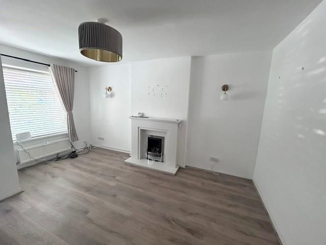 Property photo 2 of 14 40 Abbotsbury Way Living Room 2026.Jpg