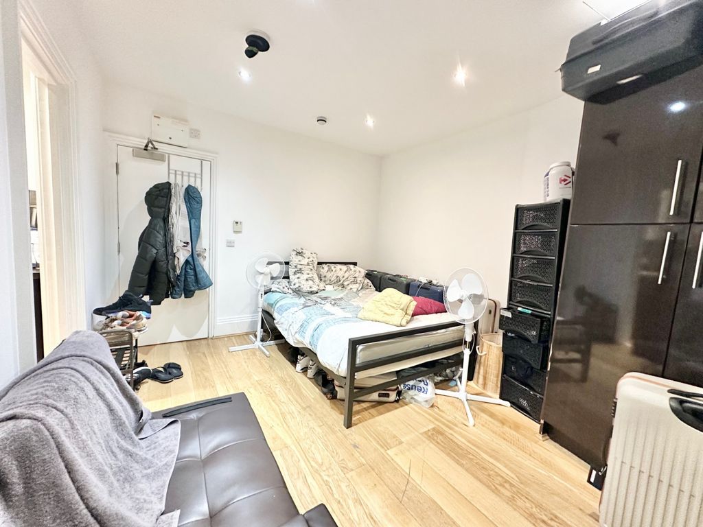 Property photo 1 of 8 Studio Flat For Rent