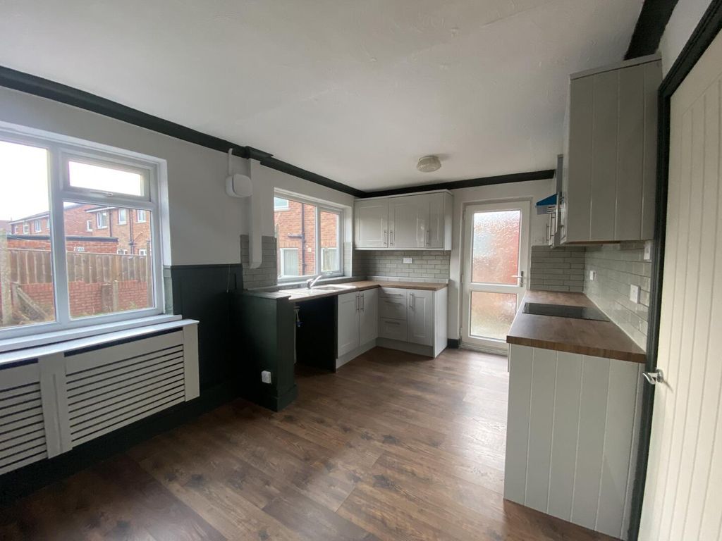 Property photo 3 of 11 Kitchen