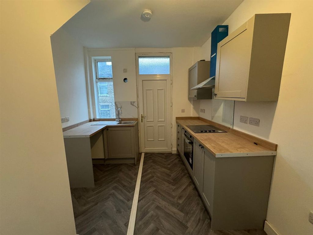 Property photo 3 of 13 Kitchen