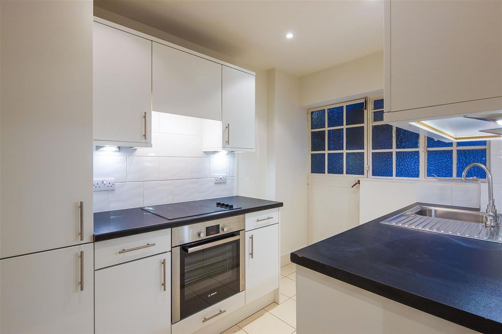 Property photo 3 of 11 Kitchen