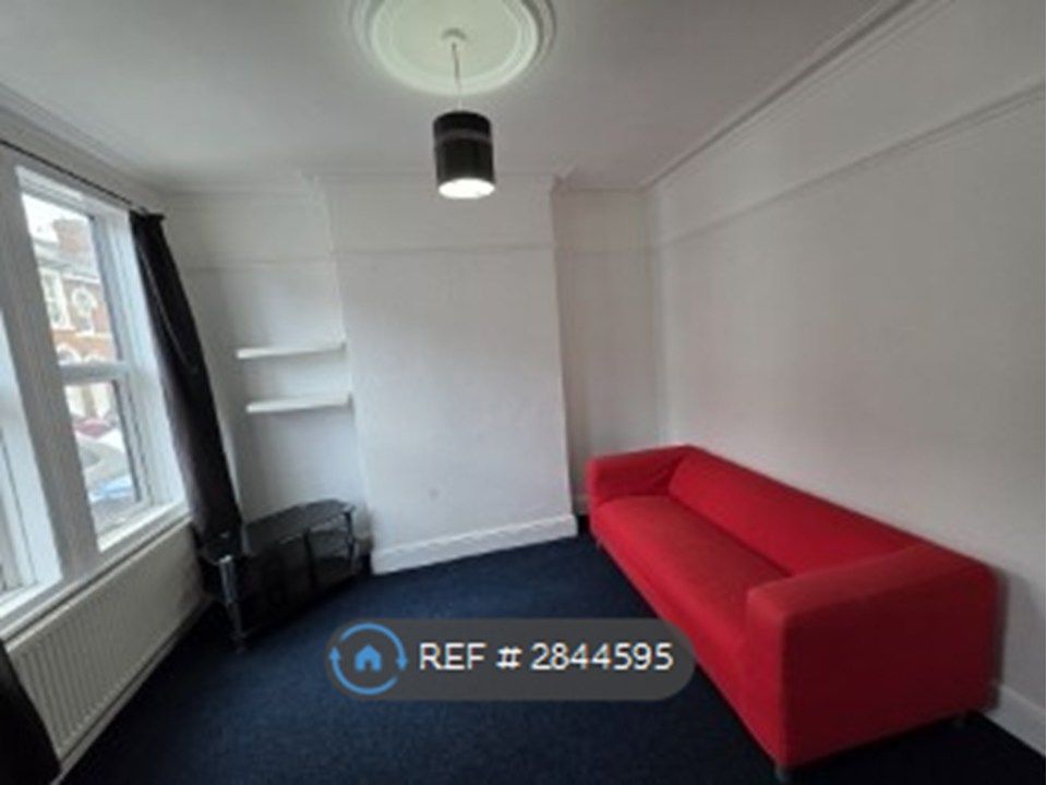 Property photo 2 of 9 Front Room