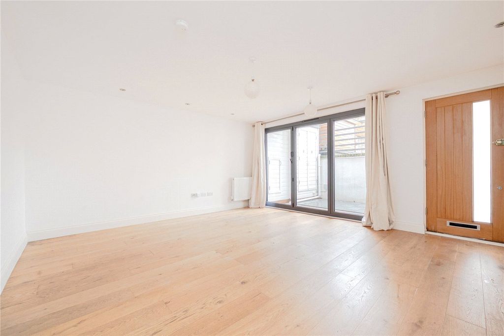 Property photo 2 of 16 Picture No. 14