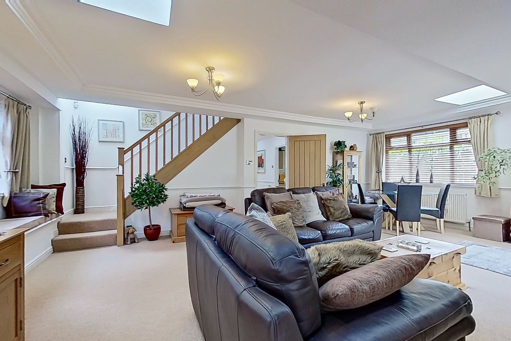 Property photo 2 of 31
