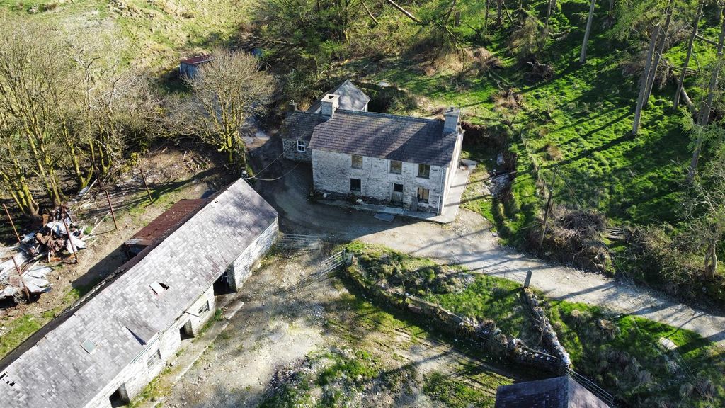 Property photo 1 of 28 Llwynmalus - Fore.Jpg