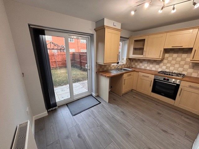 Property photo 3 of 9 Kitchen 2