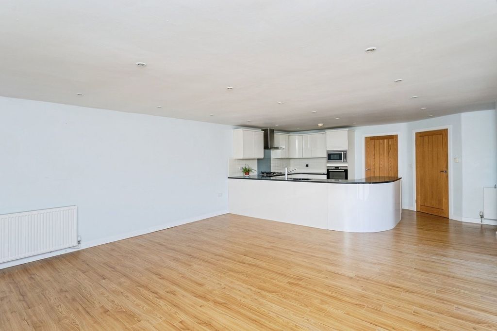 Property photo 3 of 34