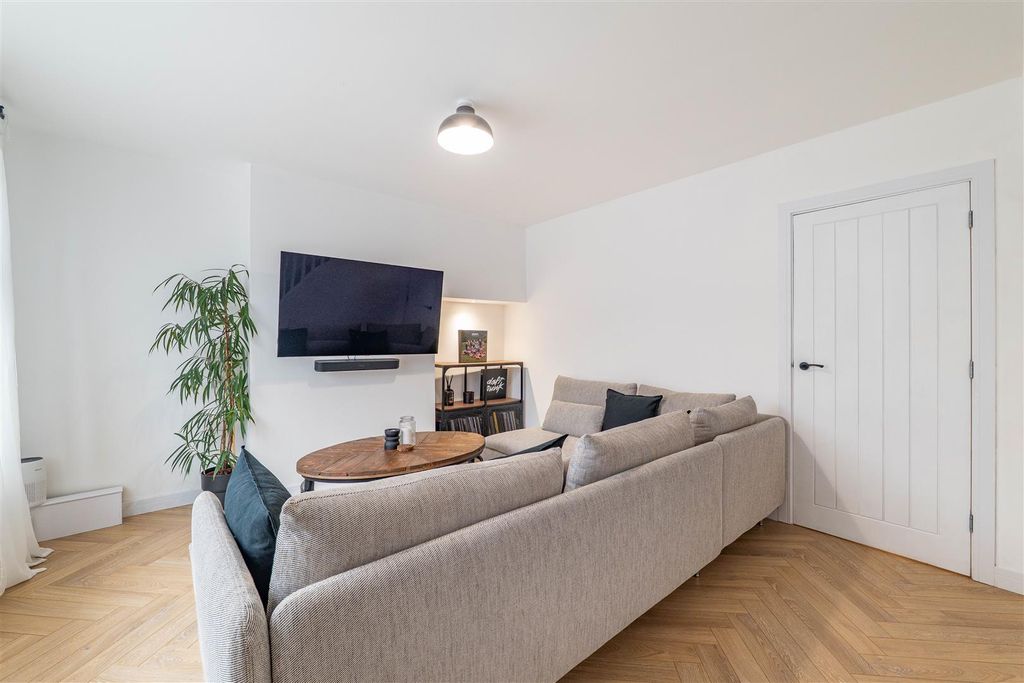 Property photo 2 of 25 Lounge