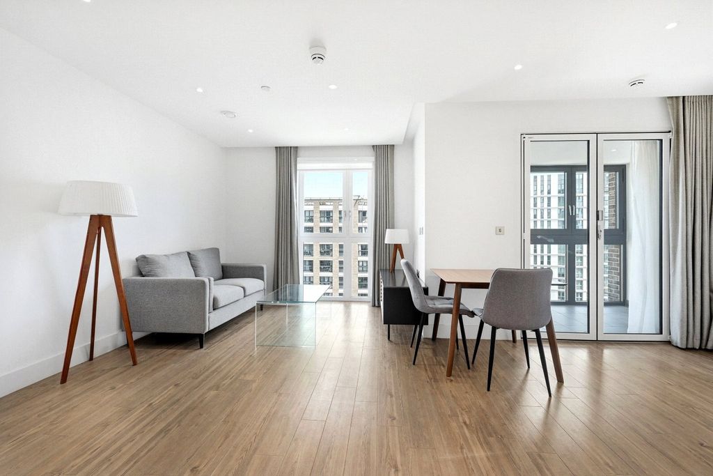 Property photo 1 of 13 Wiverton Tower