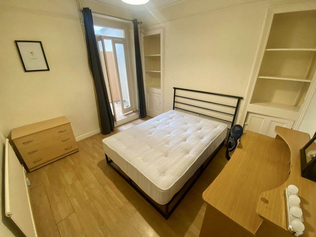 Property photo 1 of 11 Bed 2