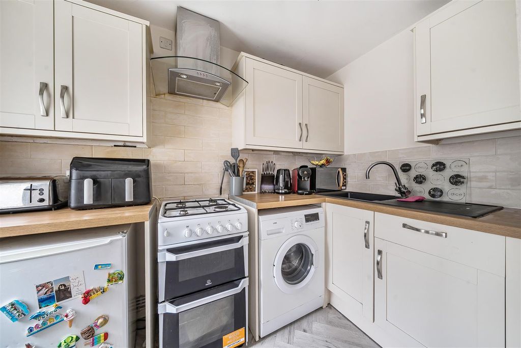 Property photo 3 of 11 Kitchen