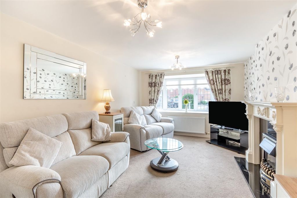 Property photo 3 of 38 8671139-Interior01.Jpg