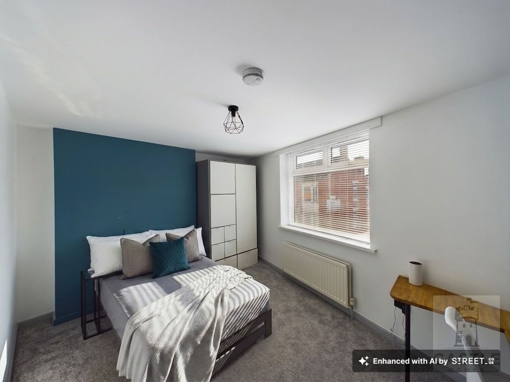 Property photo 1 of 12 Room 5