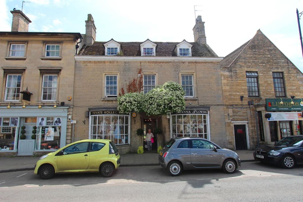 Property photo 1 of 13 Market Place, Market Deeping