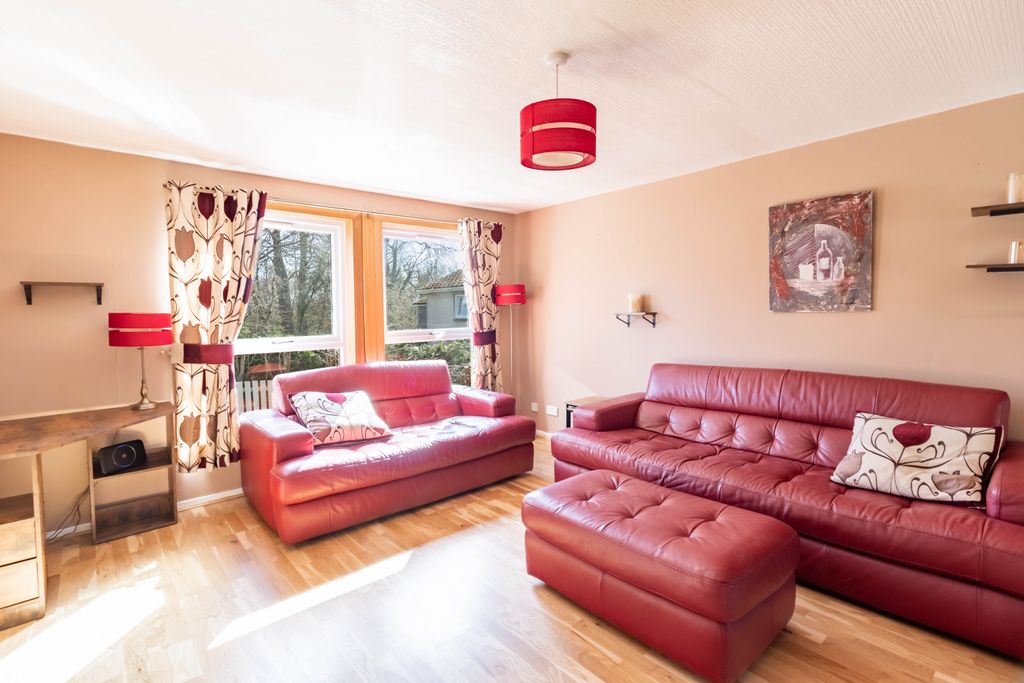 Property photo 2 of 32 Lounge