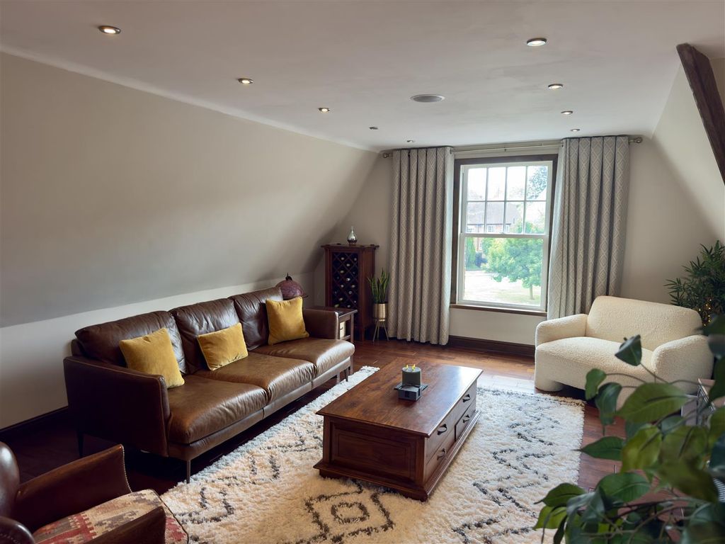 Property photo 3 of 13 Lounge
