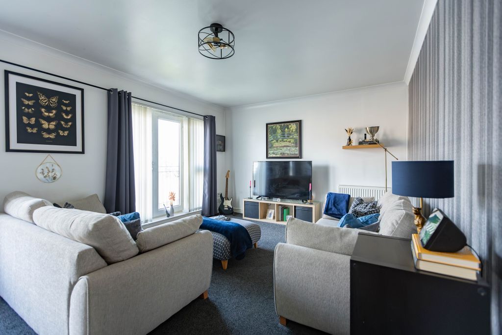 Property photo 2 of 28