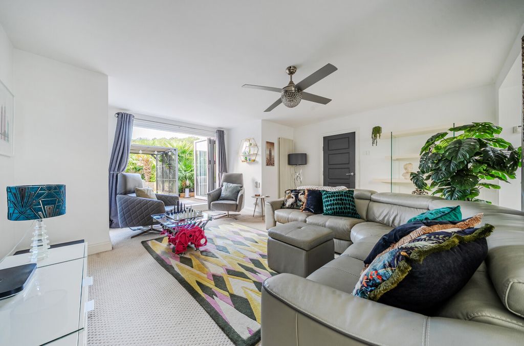 Property photo 2 of 14 1501536-12-6A7316...