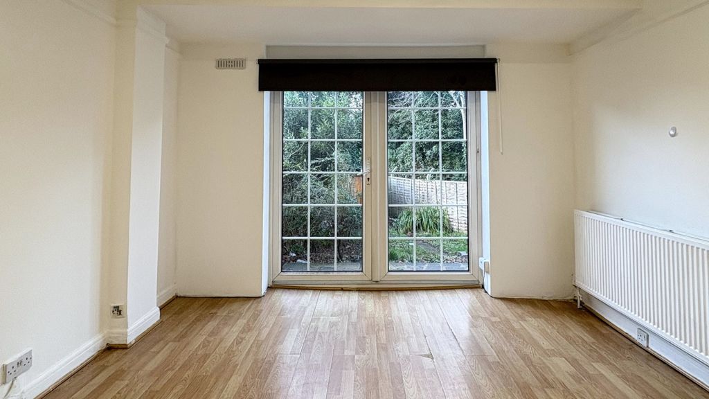Property photo 1 of 15 Bright, Neutral Living Room With Large Glazed Pati...