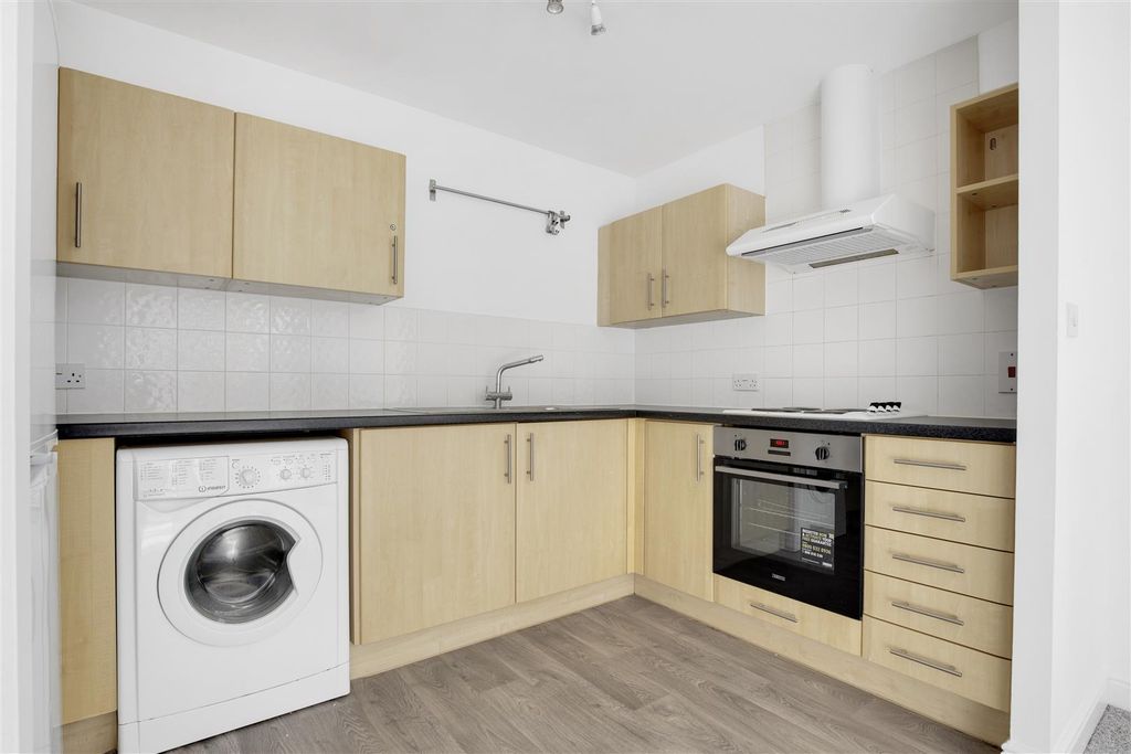 Property photo 3 of 11 Kitchen