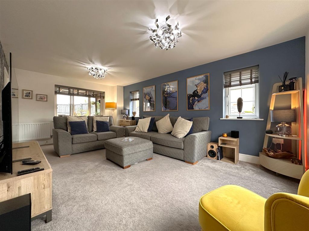 Property photo 2 of 29 Triple Aspect Living Room 458