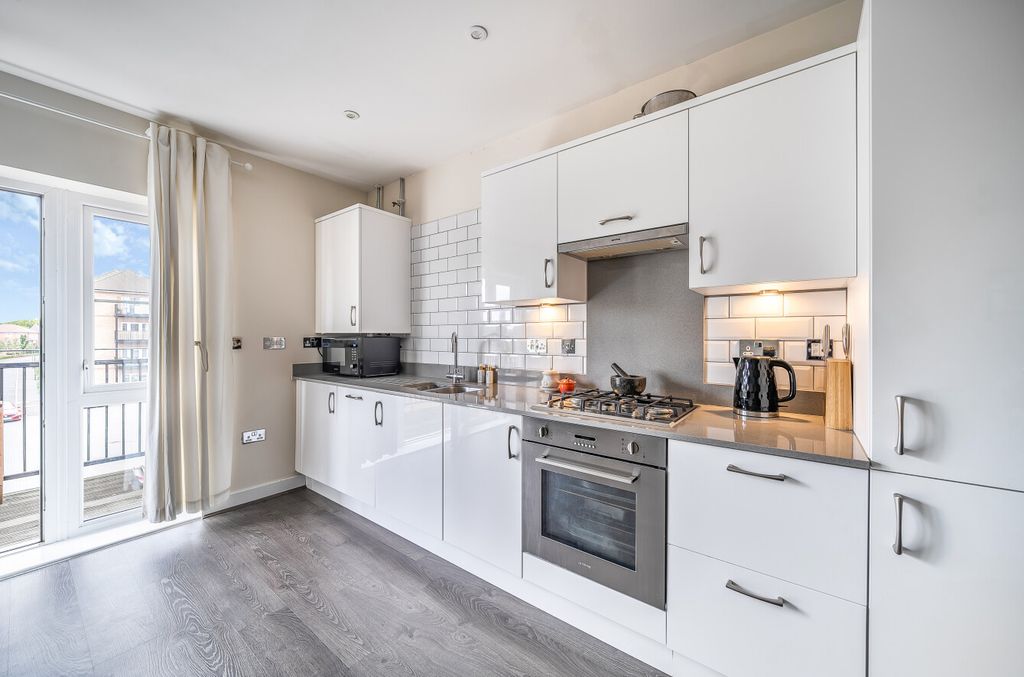 Property photo 3 of 18 1340173-12-68A43c...