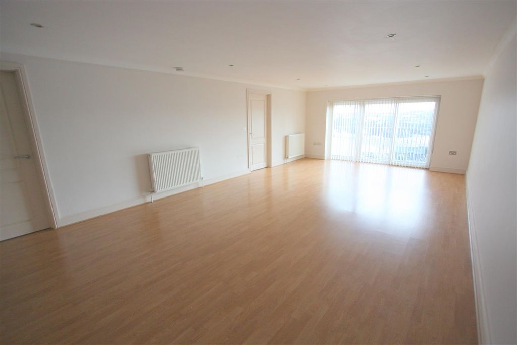 Property photo 2 of 8 14 Longshore Apartments Lounge