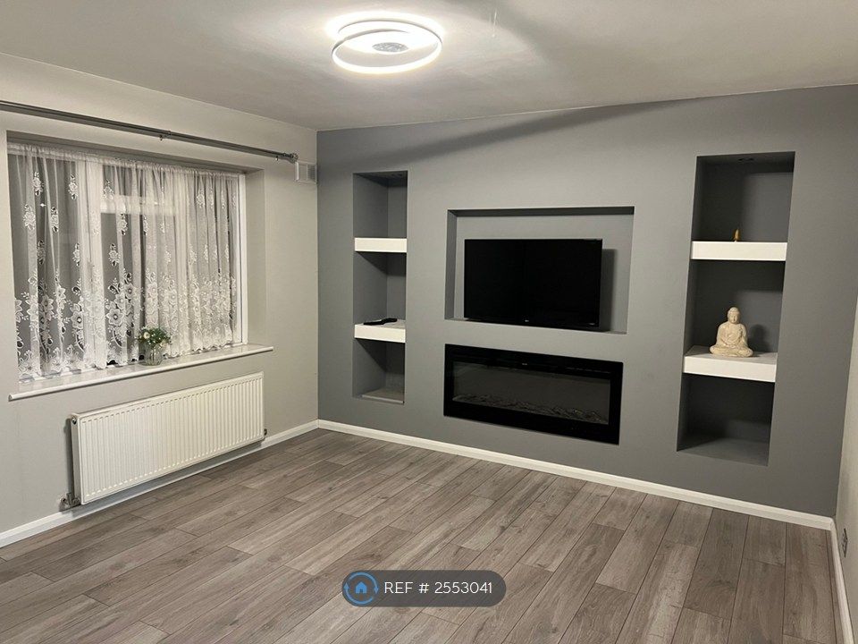 Property photo 1 of 18 Living Room