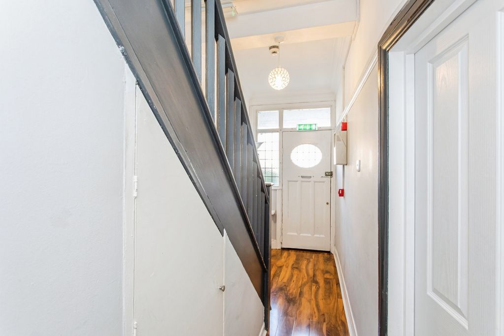 Property photo 2 of 18 Entrance Hall