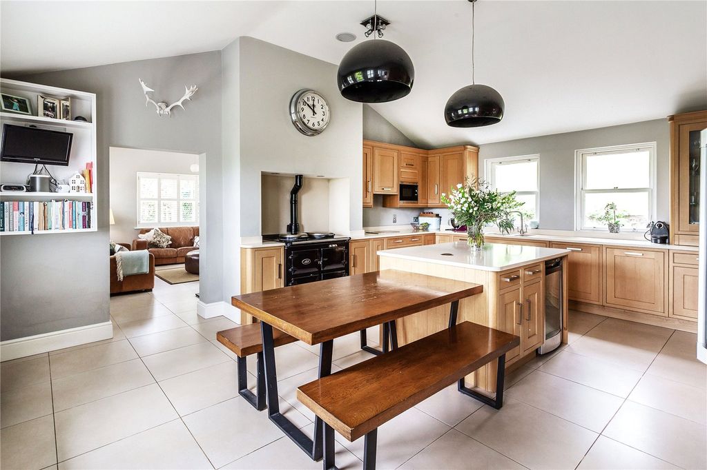 Property photo 3 of 42 House. Partnership