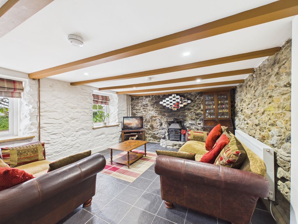 Property photo 2 of 13 Lounge