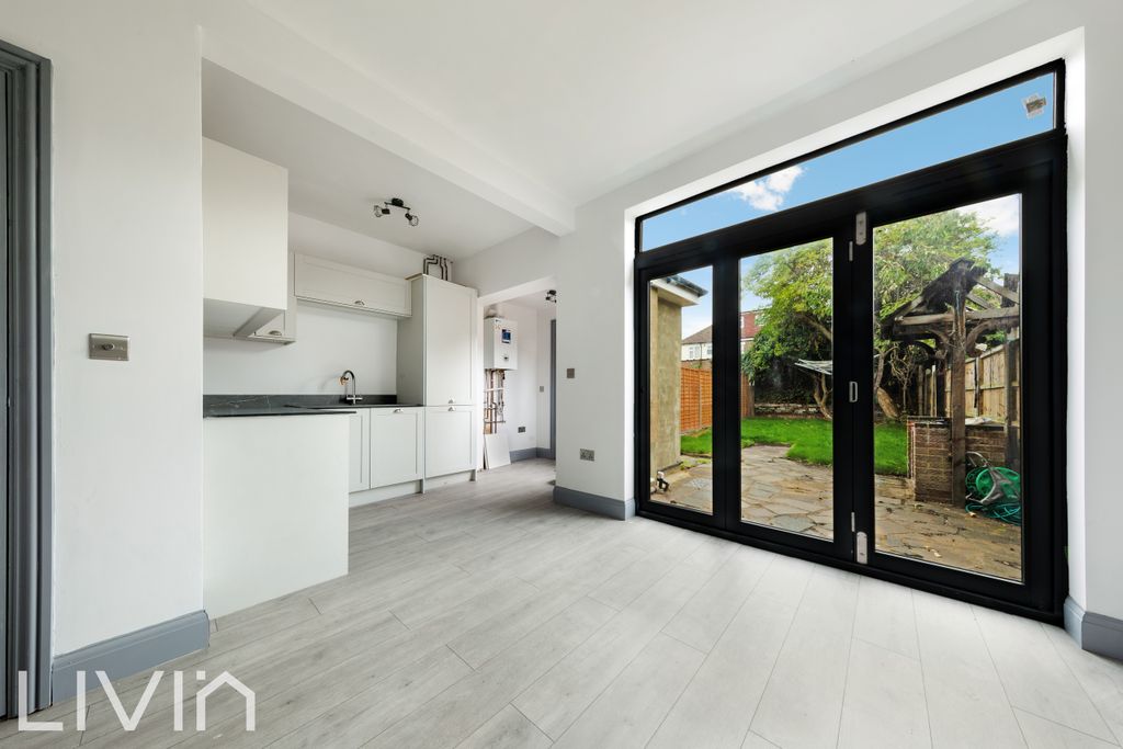 Property photo 3 of 12 Malcolm Road, 22-37