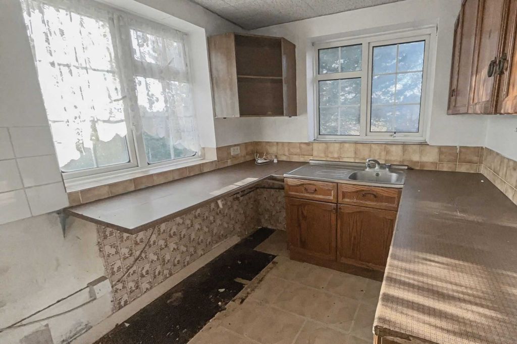 Property photo 3 of 14 18 Melanie Close, Bexleyheath, Da7 5Jh