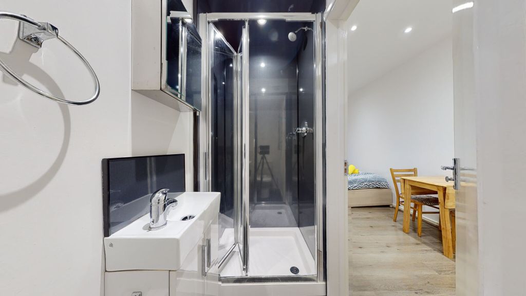 Property photo 3 of 11 Bathroom