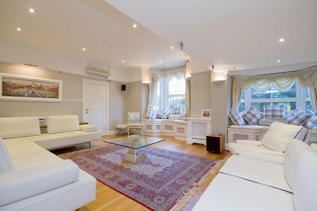 Property photo 2 of 8