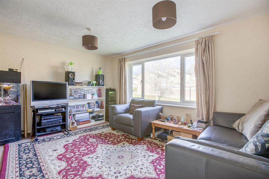 Property photo 2 of 8 144 The Pastures, Hp13 5Ru-3.Jpg