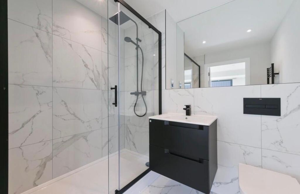 Property photo 2 of 10 Bathroom