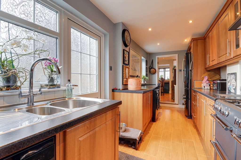 Property photo 3 of 21 Kitchen