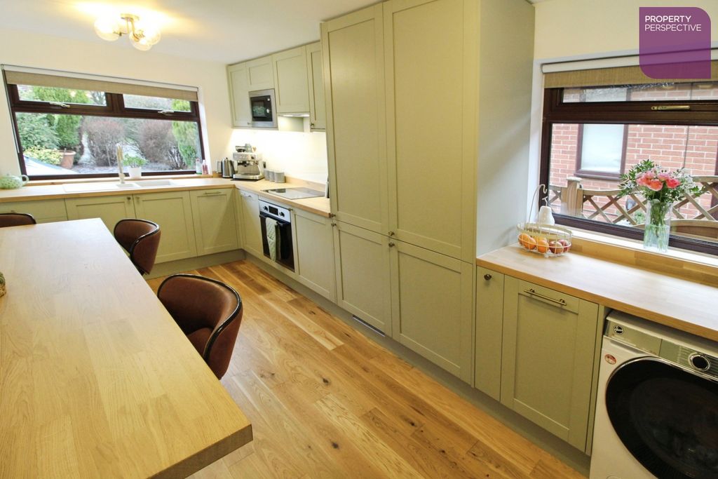 Property photo 3 of 10 Breakfast Kitchen